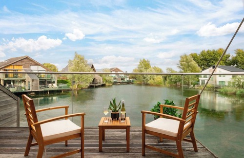 Ampney Crucis House | Grebe Lodge | Cotswold Lakehouse & Hot Tub