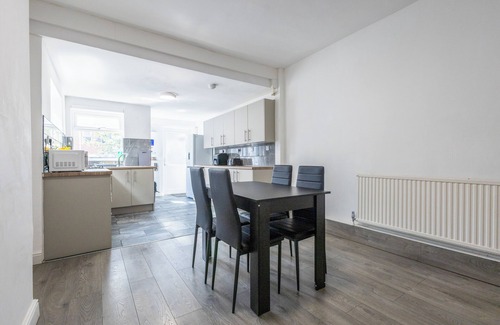 Nottingham House | Green Corner Stay – Stylish Getaway Near Shops, Gym & 10 minis to City Center