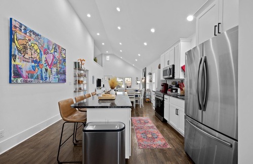 Oakley House | Green Door Cottage | Charming Mid-Term Near Downtown Asheville