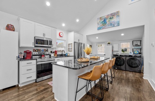 Oakley House | Green Door Cottage | Charming Mid-Term Near Downtown Asheville
