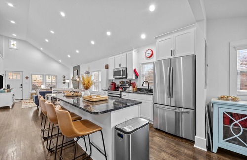 Oakley House | Green Door Cottage | Charming Mid-Term Near Downtown Asheville