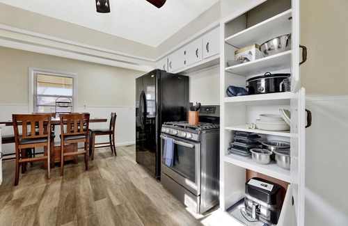 Sunnyside House | Green Getaway: Near College Hill, Hospitals & WSU; spacious 4 bedroom home