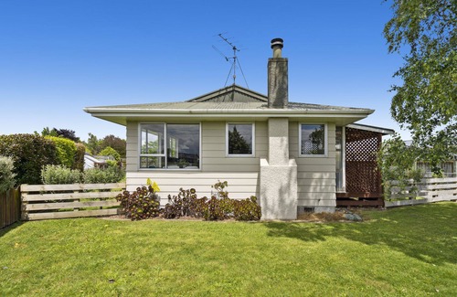 Carterton House | Green Grove - Carterton Holiday Home