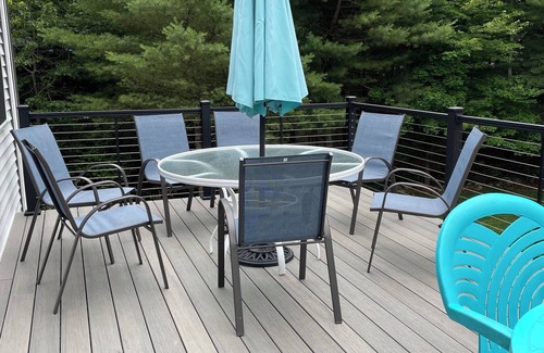 Kenyon House | Green Hill Beach 1 Mile - 5 Bedroom with new large deck. Sleeps 9