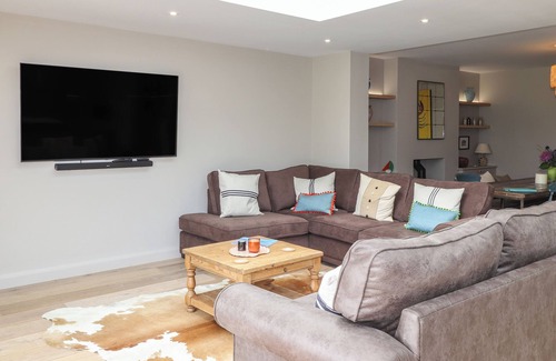 Newport Cottage | GREEN MEADOWS, pet friendly, with open fire in Newport, Pembrokeshire