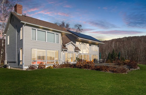Pittsford House | Green Mountains Retreat | Luminous Rooms + Wet Bar