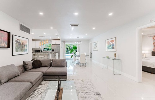 Hollywood Hills Apartment | Green Paradise Villa – with Pool & Jacuzzi