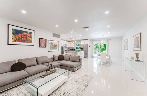Hollywood Hills Apartment | Green Paradise Villa – with Pool & Jacuzzi