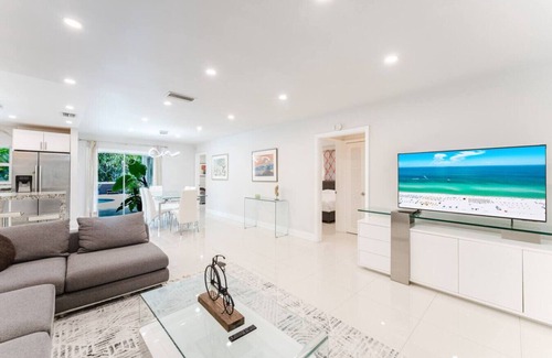 Hollywood Hills Apartment | Green Paradise Villa – with Pool & Jacuzzi