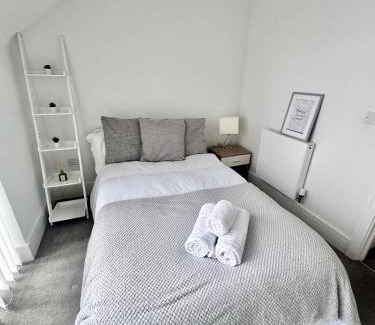 Reading Bed & Breakfast | Green Park 4 bed LUX with parking ,M4 Jct 11