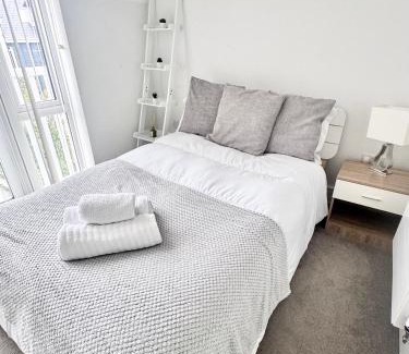Reading Bed & Breakfast | Green Park 4 bed LUX with parking ,M4 Jct 11