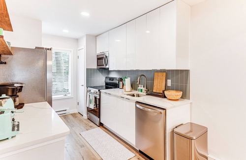White Haven House | Green Peaks Hideaway! Beautiful Townhouse in Lake Harmony with Pond View