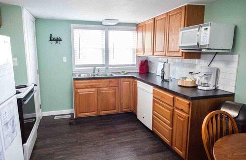 Massillon Apartment | Green Room Apartment - No Cleaning Fees