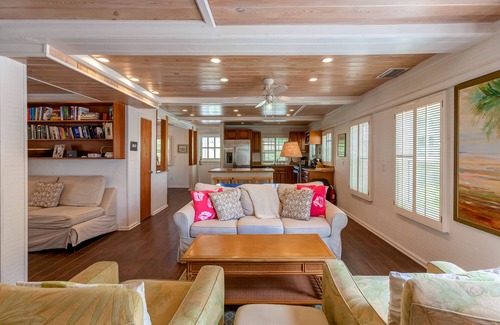 Hope Town House | Green Shutters: Charming 19th-Century Cottage in the Heart of Hope Town