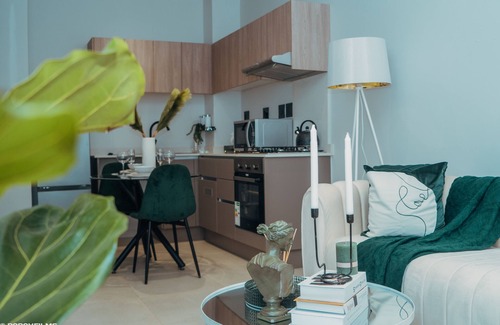Greater Johannesburg Metropolitan Area Apartment | Green with Envy Apartment-No loadsheddingnBased in the Johannesburg hub Sandton.