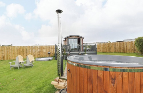 Kirkmichael Cottage | GREENACRES CARRIAGE, romantic, with pool in Maybole