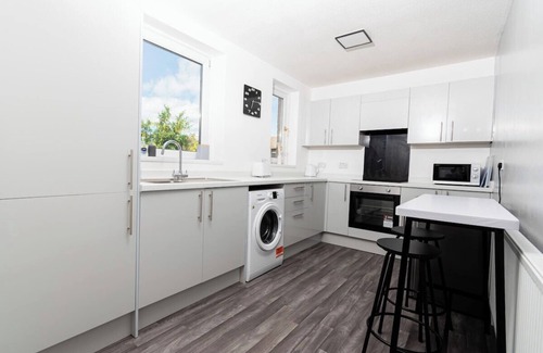 Gateshead House | Greenbourne - 4 bedrooms Sleeps 8 free parking