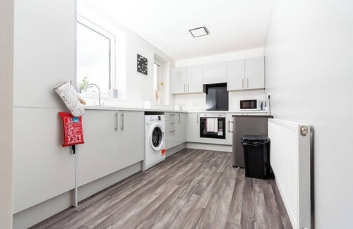 Gateshead House | Greenbourne - 4 bedrooms Sleeps 8 free parking