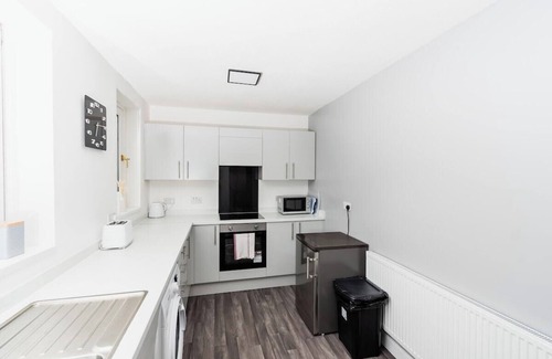 Gateshead House | Greenbourne - 4 bedrooms Sleeps 8 free parking