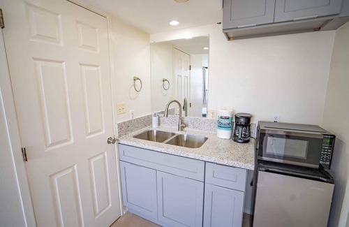 Waikiki Apartment | Greenery Mountain View Waikiki Seaside Monarch Paradise Hotel Room