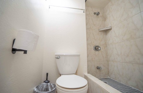 Waikiki Apartment | Greenery Mountain View Waikiki Seaside Monarch Paradise Hotel Room