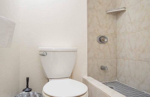 Waikiki Apartment | Greenery Mountain View Waikiki Seaside Monarch Paradise Hotel Room
