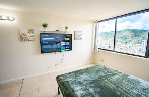 Waikiki Apartment | Greenery Mountain View Waikiki Seaside Monarch Paradise Hotel Room