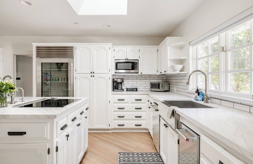 Arcadia House | Greenhaven by LuxeKey | 1.5 Acre Sprawling Estate w/Fenced Pool & Mountain Views