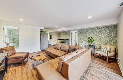 Evanston Condo | Greenhouse Inn, Evanston Northwestern Loyola Chicago. Kid Friendly w/parking