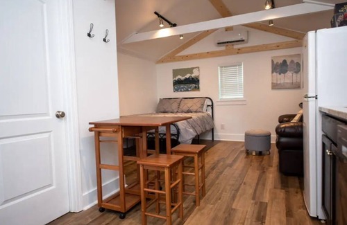 Cleveland Apartment | Greenhouse Studio- Lee U