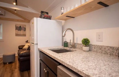 Cleveland Apartment | Greenhouse Studio- Lee U