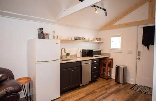 Cleveland Apartment | Greenhouse Studio- Lee U