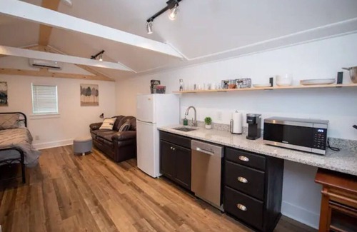 Cleveland Apartment | Greenhouse Studio- Lee U