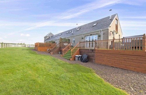 Kelty House | Greenknowes Cottage with Hot Tub & Fireplace