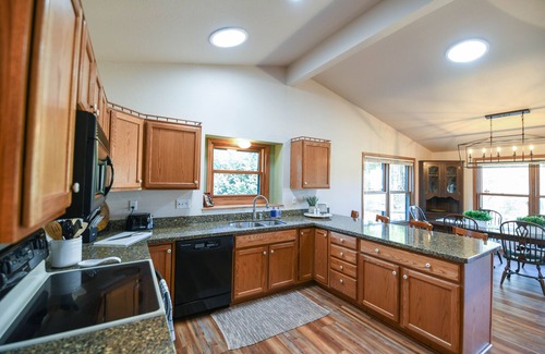 Rome House | Greenside on Lake Arrowhead Golf open floor plan, great location, Golden Teen