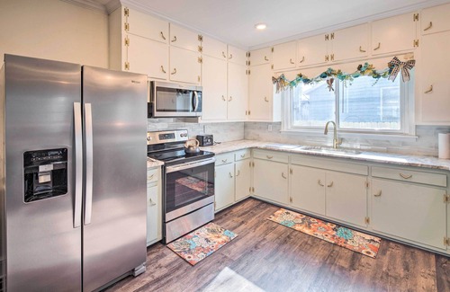 Parker House | Greenville Escape w/Deck + Fire Pit!
