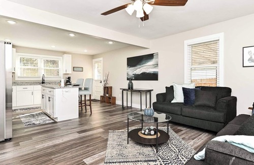 Greenville House | Greenville Gateway: Elegant Urban Retreat