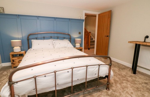 Ault Hucknall Cottage | GREENWELL COTTAGE, family friendly, with hot tub in Bolsover