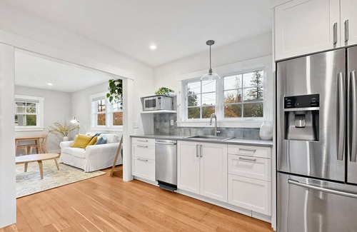 Greenwood House | Greenwood Cottage | King Bed | Office | Fenced Yard