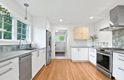 Greenwood House | Greenwood Cottage | King Bed | Office | Fenced Yard