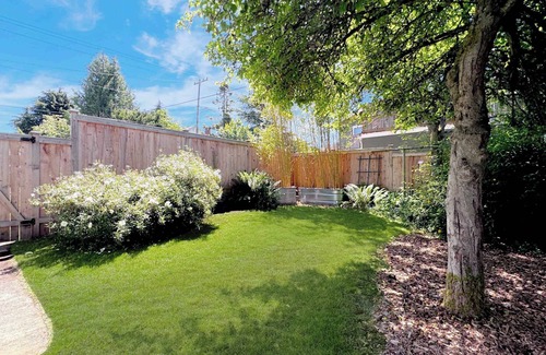 Greenwood House | Greenwood Cottage | King Bed | Office | Fenced Yard