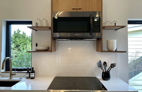 Phinney Ridge Apartment | Greenwood Getaway - Modern and New, Walk to Shops