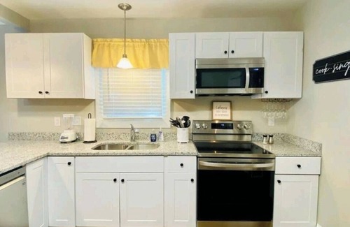 Greer Cottage | Greer Twin Cottage A - Walk to City Park and Downtown Greer