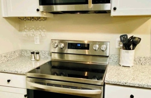 Greer Cottage | Greer Twin Cottage A - Walk to City Park and Downtown Greer