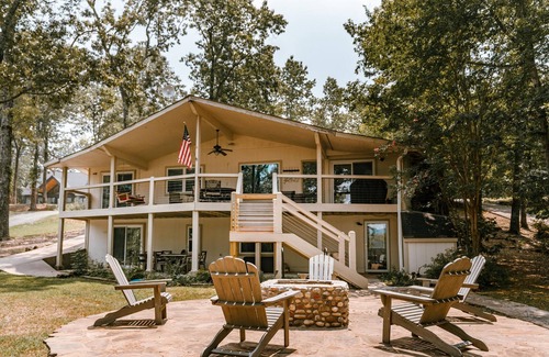 Edgemont House | Greers Ferry Lakefront Home w/ Deck, Fire Pit & MORE!