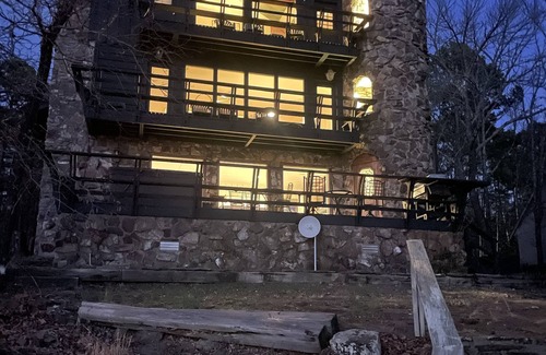 Drasco House | Greers Ferry - RIGHT ON THE LAKE! Sleeps 14 + Character abounds + Stellar views.