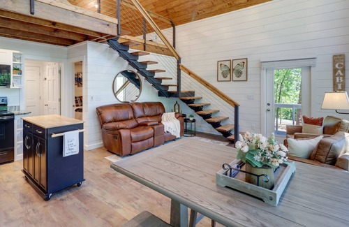 Newnata Cabin | Greers Ferry Treehouse-Style Cabin w/ Lake Access!