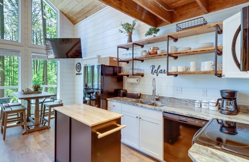 Newnata Cabin | Greers Ferry Treehouse-Style Cabin w/ Lake Access!