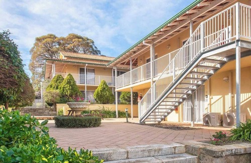 Margaret River Apartment | Greta - Central Studio Apartment, stroll to shops