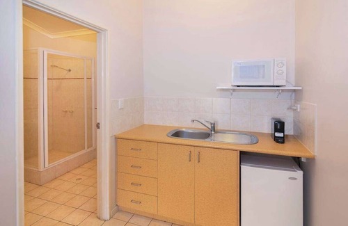 Margaret River Apartment | Greta - Central Studio Apartment, stroll to shops